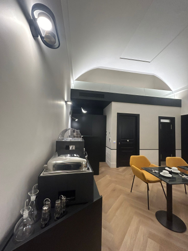 Others 5, Relais Ammira, Napoli