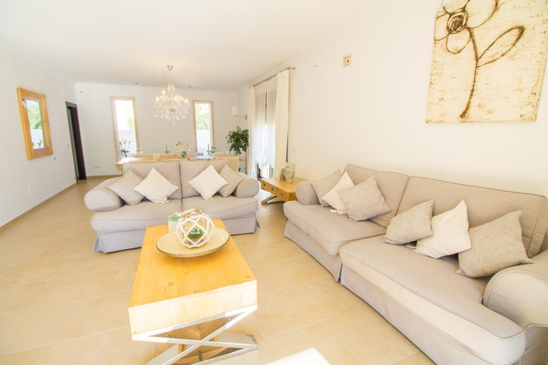 Others 2, Soleado chalet con Piscina, WIFI y A/C, Baleares