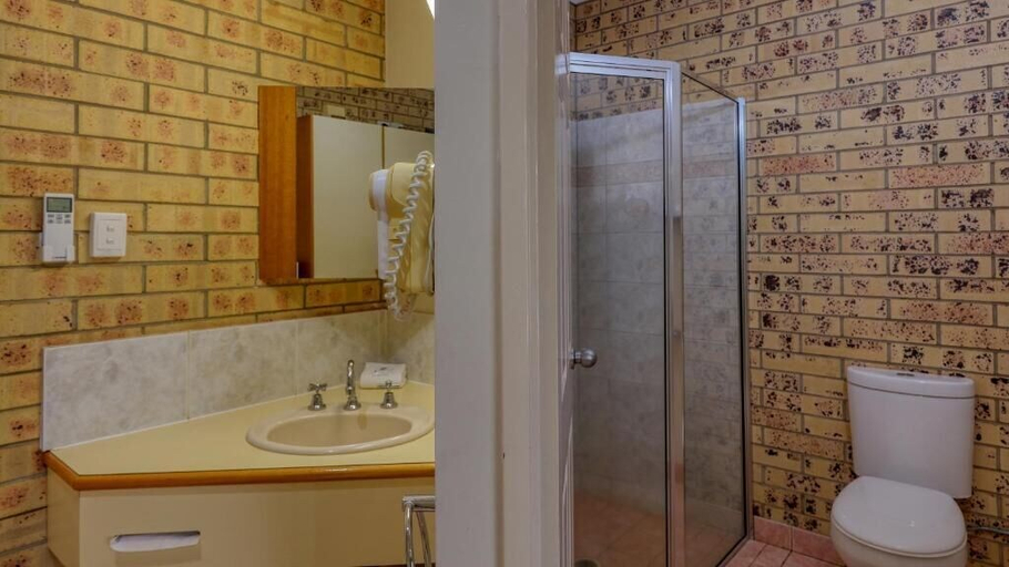 Bathroom 3, Mulga Country Motor Inn, Murweh