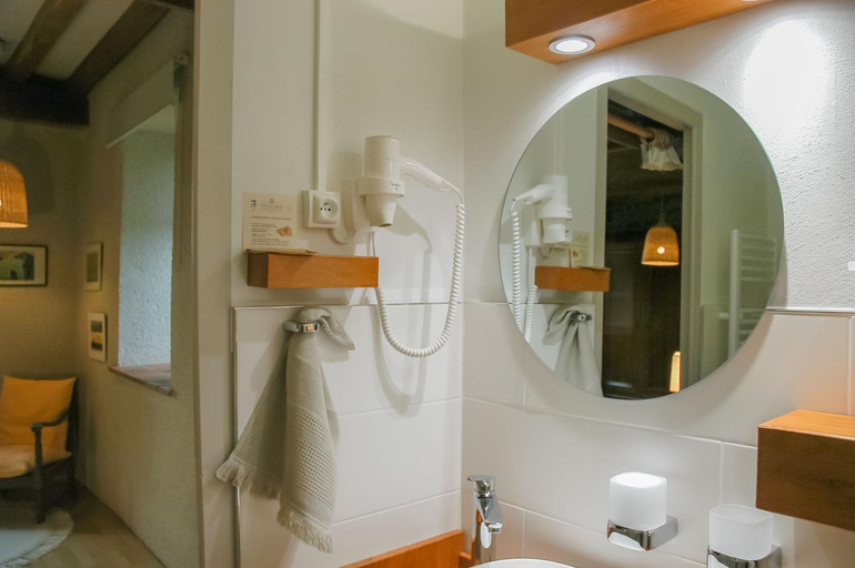 Bathroom 2, Au Grand Fête, Côte-d'Or