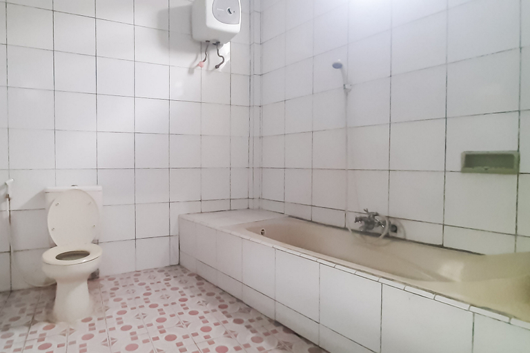 Bathroom 3, Hotel Niaga Bengkulu Mitra RedDoorz, Bengkulu