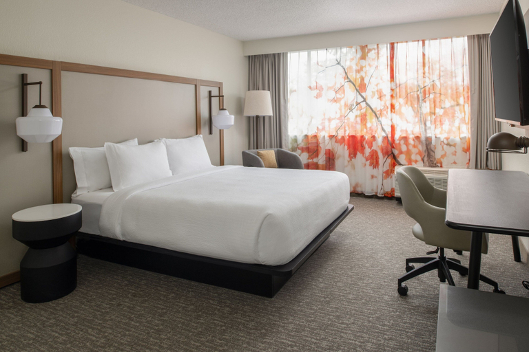 Bedroom 2, Fairfield Inn by Marriott Issaquah, King