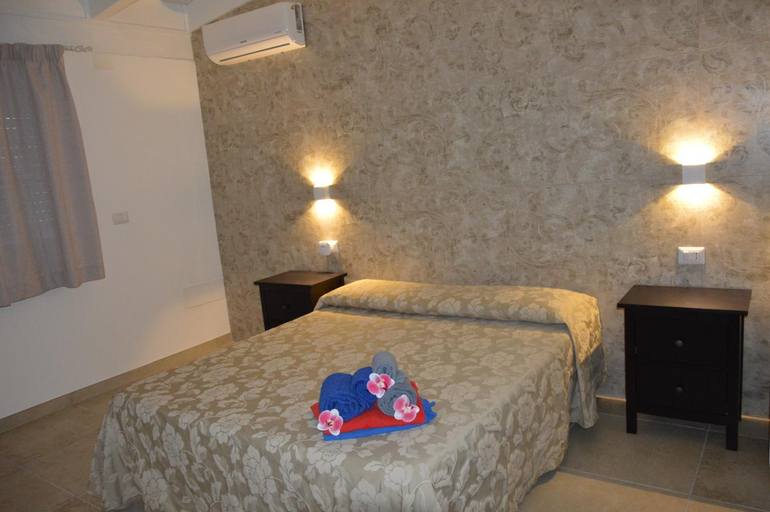 Others 3, B&B Poseidon, Lecce