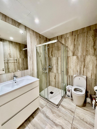 Bathroom 4, Emerald Suites