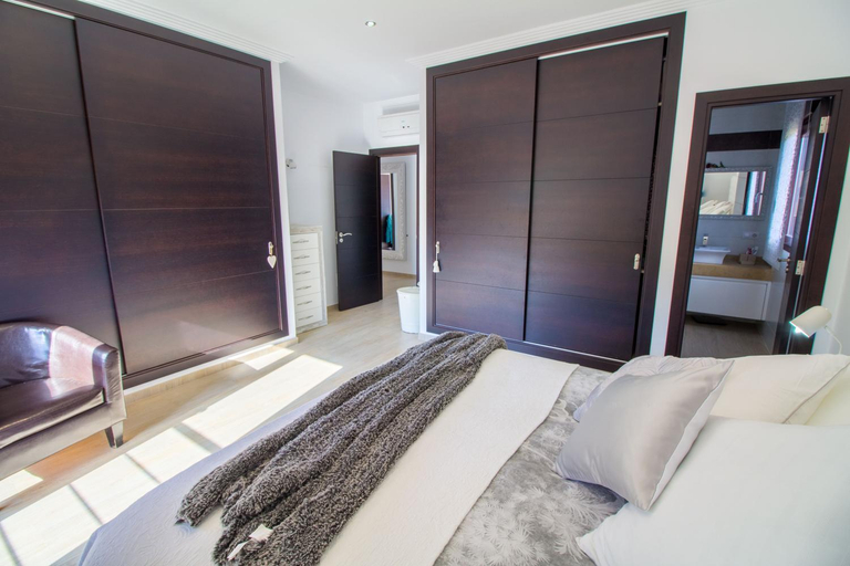 Others 3, Soleado chalet con Piscina, WIFI y A/C, Baleares