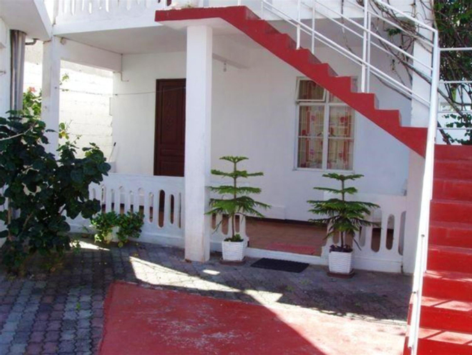 Comfortable Apartment in Pereybere, 50 sqm, Fenced Garden