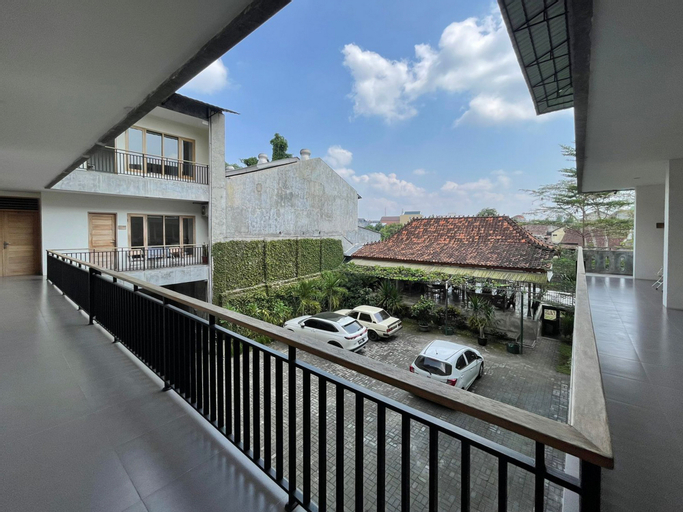 Exterior & Views 12