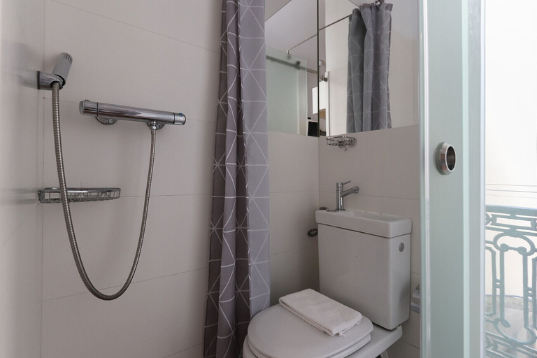 Bathroom 3, Santos Tiny Studio by Homing, Lisbon