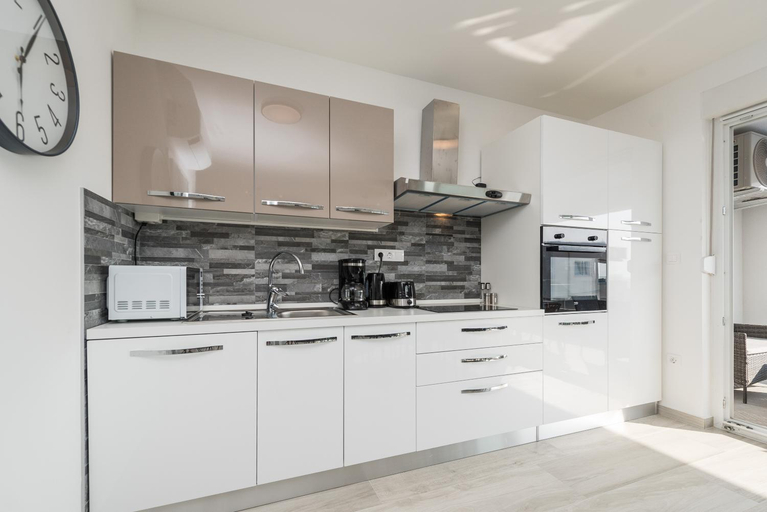 Others 3, Adna luxury apartment with a pool, Novalja