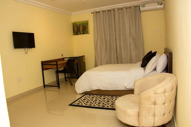 Bedroom 2, TALLAHASSEE BOULERVARD, Tema