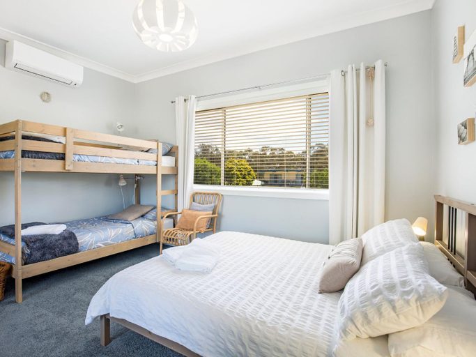 Bedroom 2, Roskell Retreat Pet Friendly 5 Mins Walk to Beach, Shoalhaven - Pt B