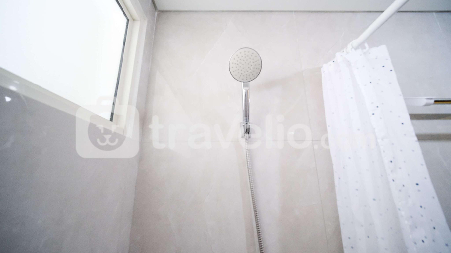 Bedroom, Modern Strategic 1BR Klaska Residence By Travelio, Surabaya
