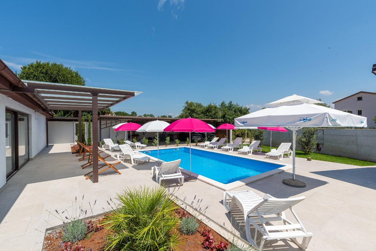 Others 4, Nino with Shared Pool, Poreč