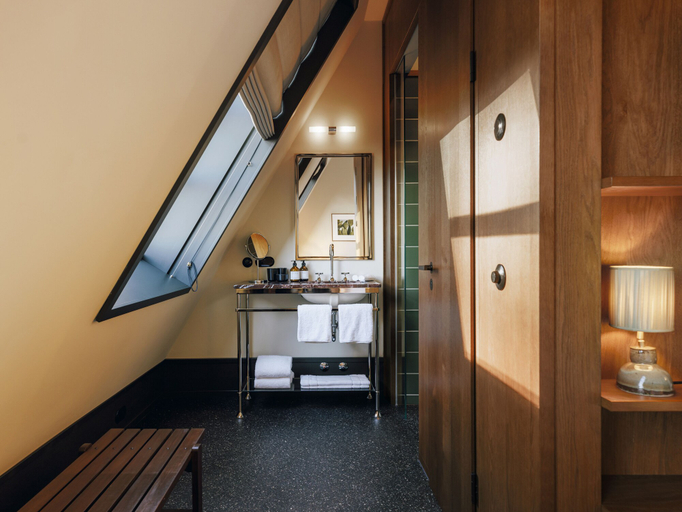 Bathroom 5, Château Royal Berlin, Berlin