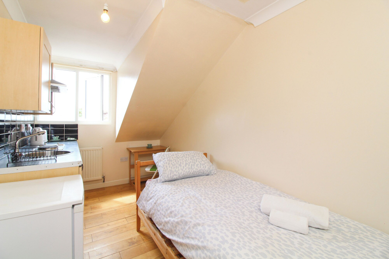Bedroom 2, Cosy Studio in Polygon Centre, Southampton