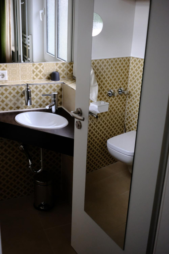 Bathroom 2, Hotel Restaurant Cafe Schoene Aussicht, Frankfurt am Main