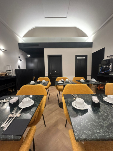 Others 4, Relais Ammira, Napoli