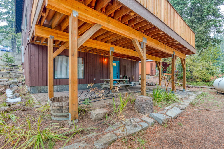 Blue Pine Chalet, Clackamas