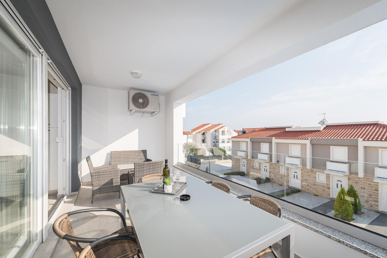 Others 5, Adna luxury apartment with a pool, Novalja