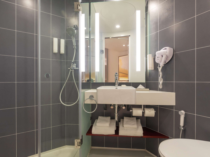 Bathroom 4, ibis Kolkata Rajarhat, North 24 Parganas