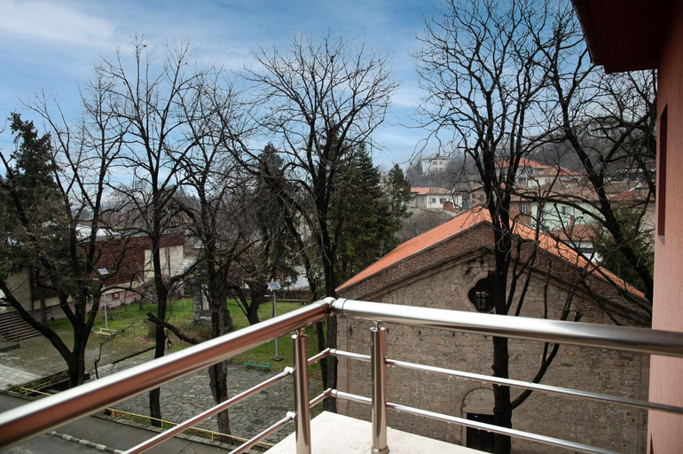 Others 3, Червената къща, Perushtitsa