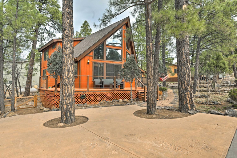 Secluded Munds Park Cabin with Deck Less Than 1 Mi to Lake, Coconino