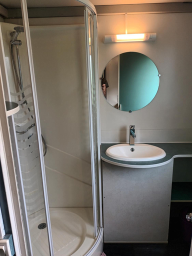 Bathroom 5, Au Bonheur Nomade, Calvados