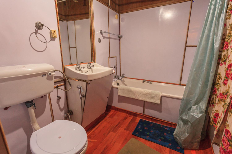 Bathroom 4, House Boat Hardy Palace, Srinagar