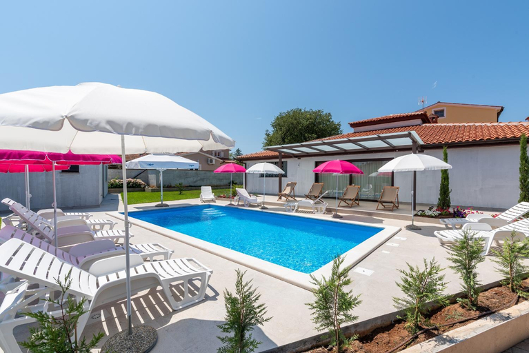 Others 5, Nino with Shared Pool, Poreč