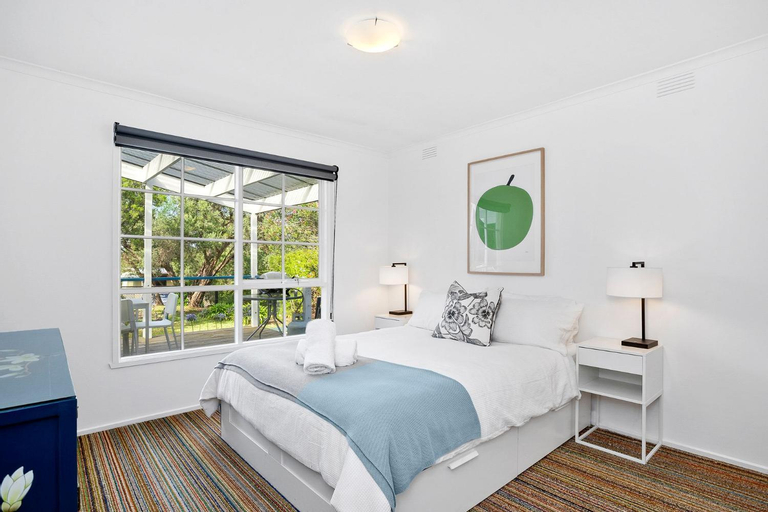 Bedroom 2, Charming Sea Side Cottage in Rye, Mornington P'sula - South