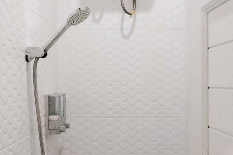 Bathroom 4, RedDoorz @ Capsule Inn Teuku Umar, Bandar Lampung