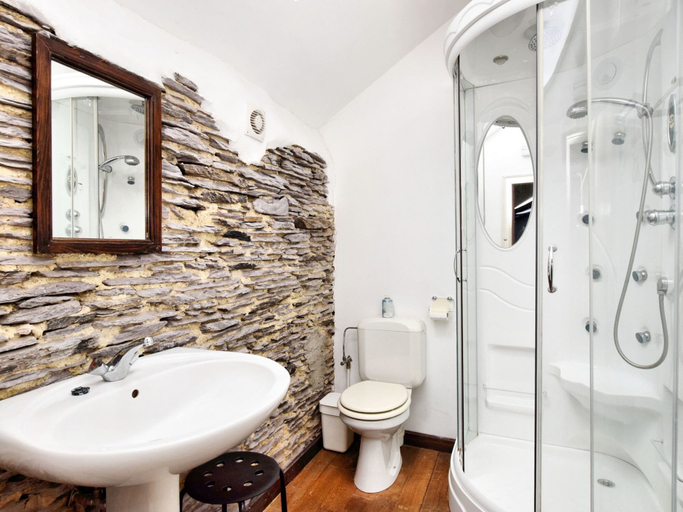 Bathroom 4, Lierneux Hillside Home, Liège
