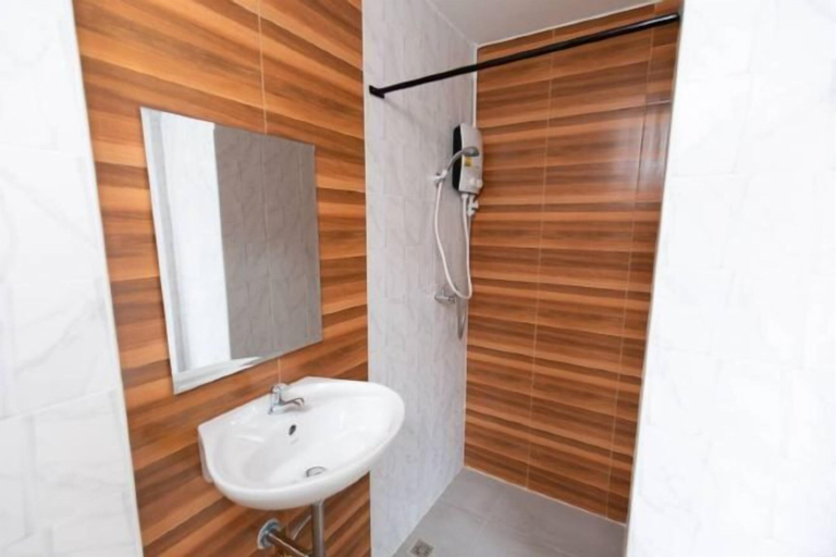 Bathroom 14