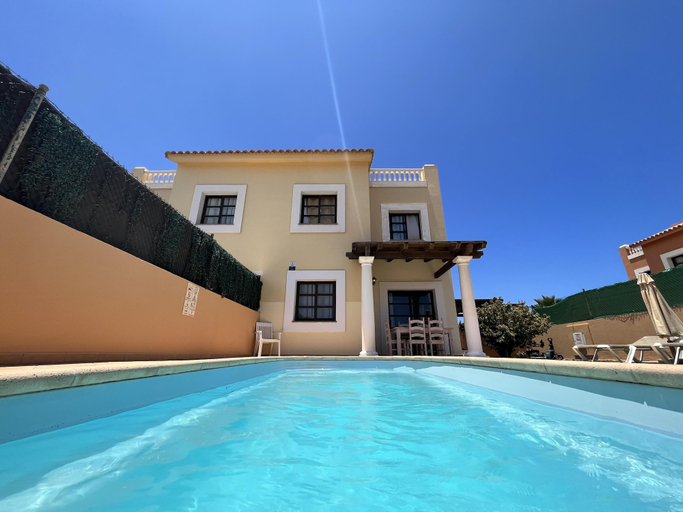 Sport & Beauty 3, Villa - Sleeps 6 - Pool - Pets Ok - Parking, Las Palmas