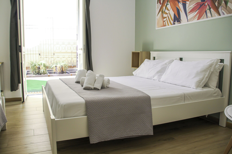 Bedroom 5, VPM room's central train station, Napoli