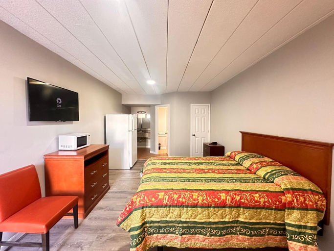 Bedroom 2, Budget Inn, Walker