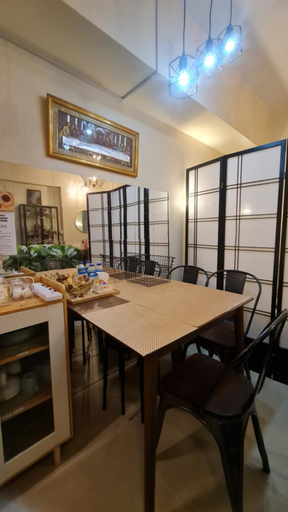 Food & Drinks 4, Lucky East Serin with Free Parking Netflix FreeCoffee and Recliner, Tagaytay City