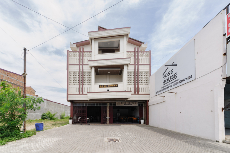 Exterior & Views 3, RedDoorz @ Rose House Simpang Pemda Medan Selayang, Medan