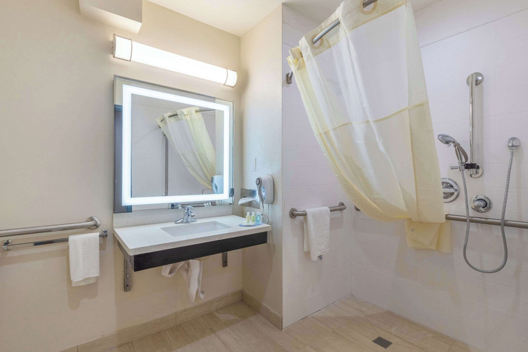 Bathroom 4, Quality Inn Banning I-10, Riverside