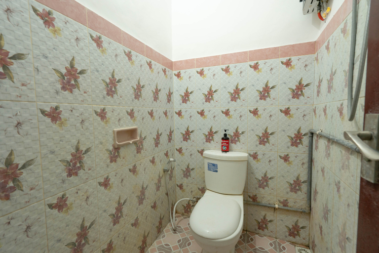 Bathroom 3, RedDoorz near Buleleng Harbour 2, Buleleng
