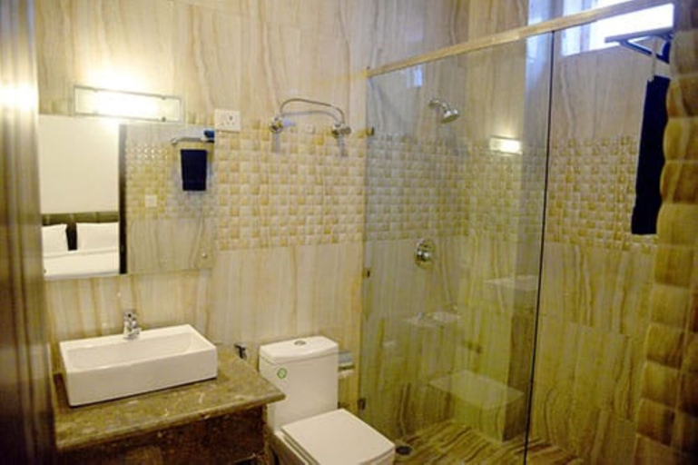 Bathroom 3, Goroomgo Shivani International Dharamshala, Kangra