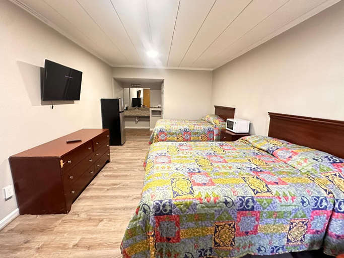 Bedroom 4, Budget Inn, Walker