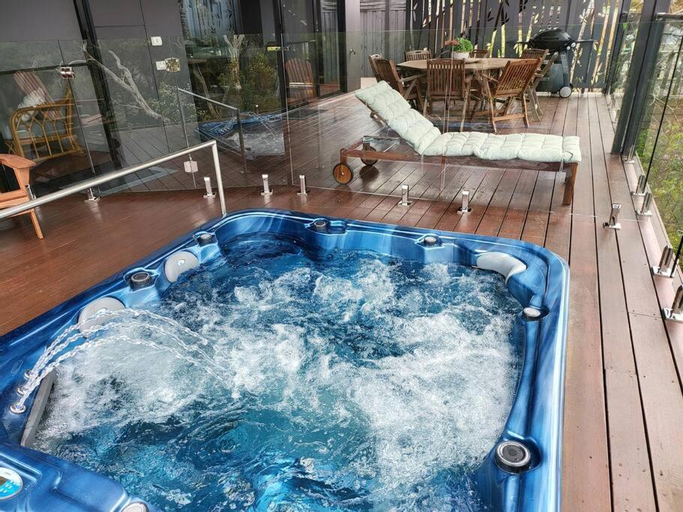 Alogara House, Modern, 6 bedrooms with hot tub and views, Mornington P'sula - South