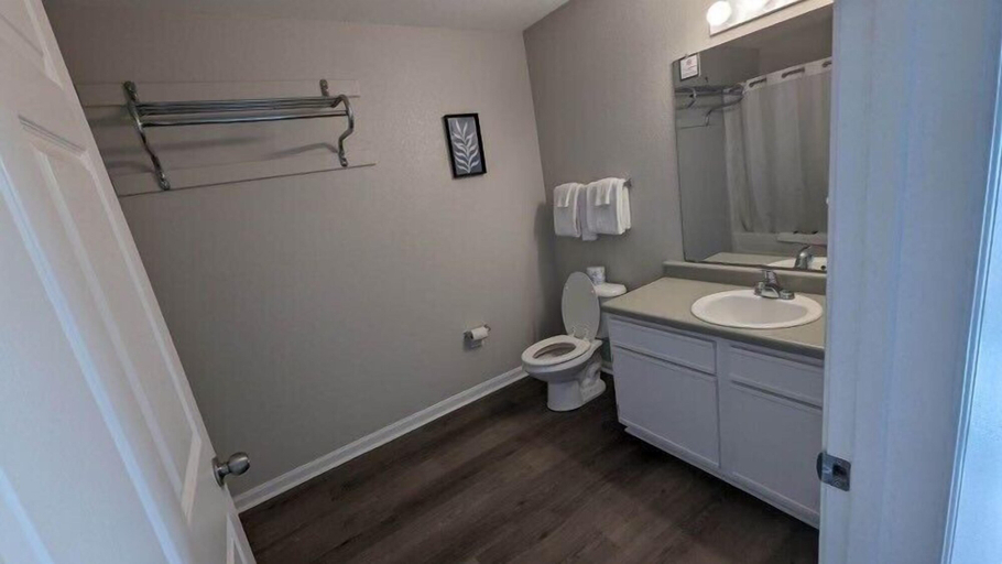 Bathroom 4, The Moorings Hotel and Marina, Franklin