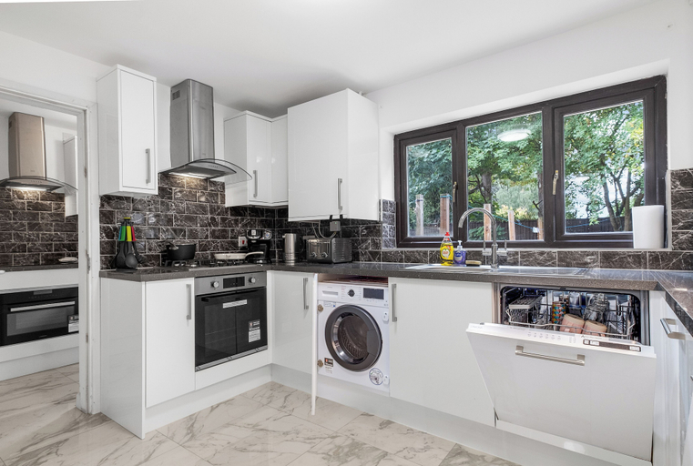 Private kitchen 2, 4 Bed House - Sleeps 8 - Garden - Parking - Wifi, Birmingham