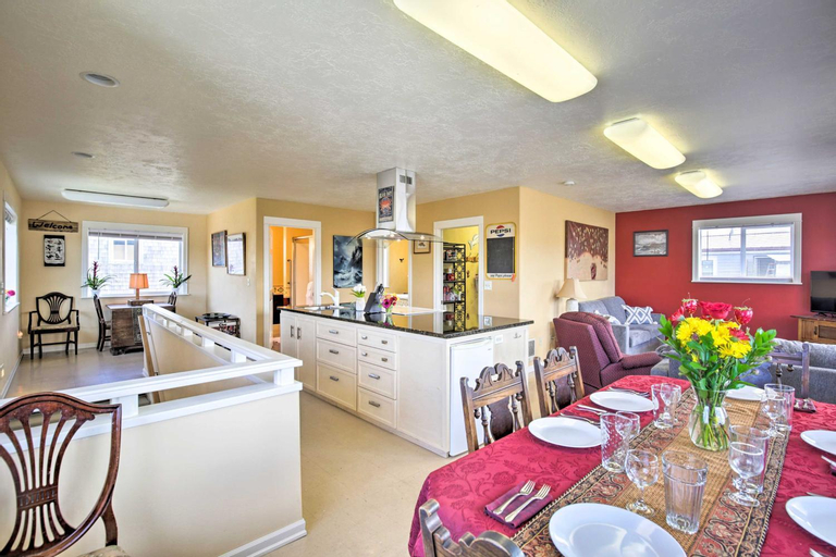 Food & Drinks, Waldport Townhome with Dog Run on Alsea Bay!, Lincoln