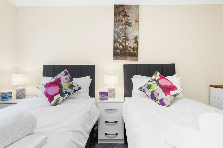 Room 4, 4 Bed House - Sleeps 8 - Garden - Parking - Wifi, Birmingham
