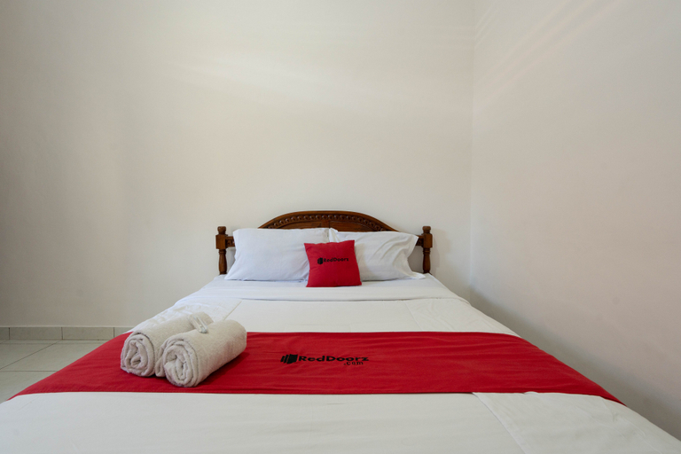 Bedroom 2, RedDoorz near Buleleng Harbour 2, Buleleng