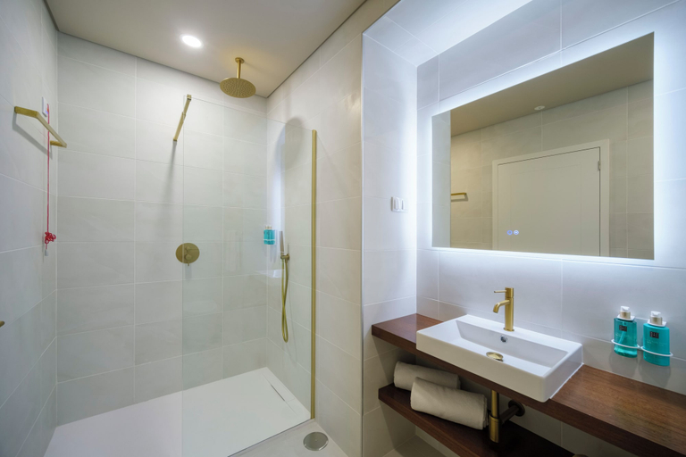 Bathroom 5, Azores Book Hotel, Angra do Heroísmo