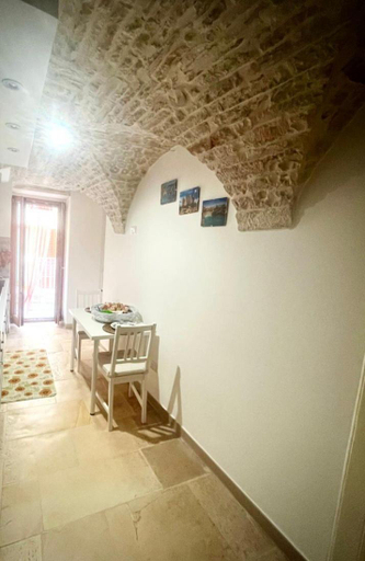 Others 3, ACANTHUS, Bari